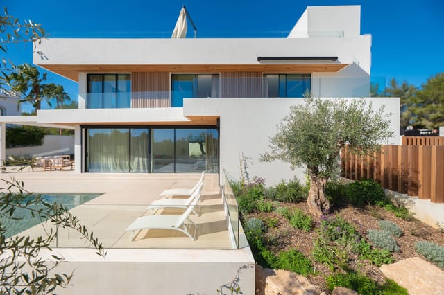 Impressive newly built villa with 4 en-suite bedrooms walking distance to the beach