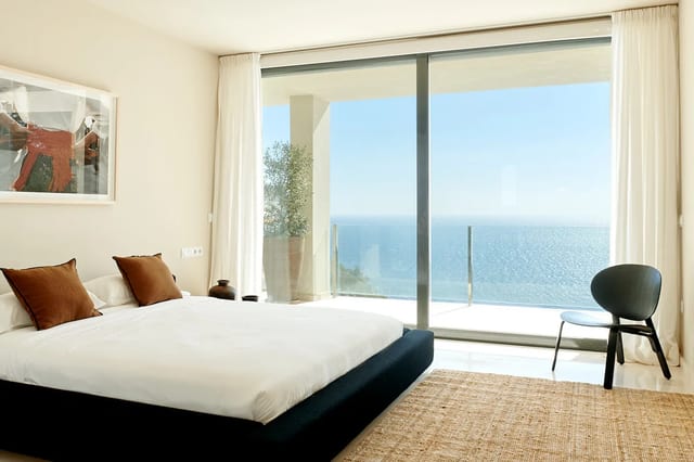 Sea front villa with rental licence by the golf course